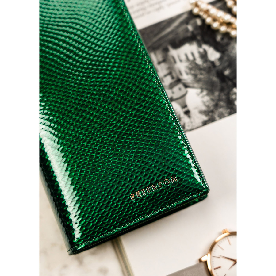 Pionowy portfel damski na magnes i zamek wykonany ze skóry naturalnej w zielonym kolorze - Peterson
