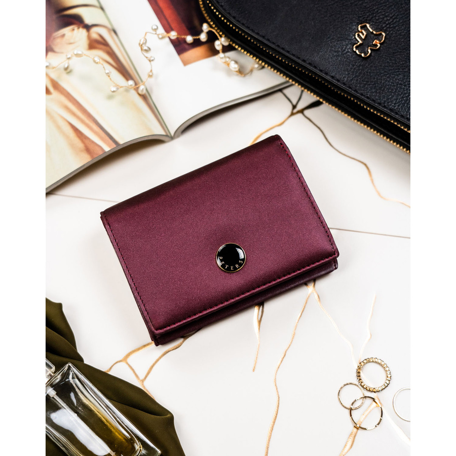 Skórzany portfel damski zamykany na zatrzask, odszyty ze skóry naturalnej i ekologicznej w fioletowym kolorze - Peterson