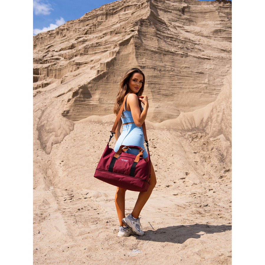 Pojemna torba weekendowa wykonana z poliestru w burgundowym kolorze, zamykana suwakiem - Peterson