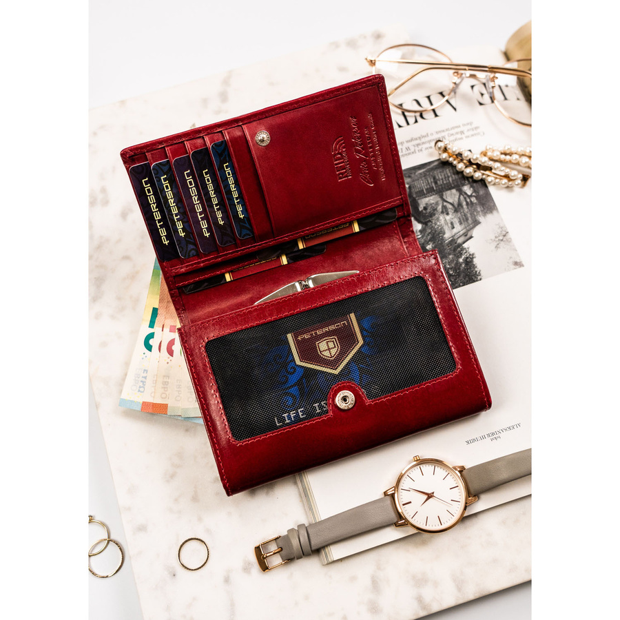 Skórzany portfel damski w czerwonym kolorze zamykany klapką na zatrzask - Peterson