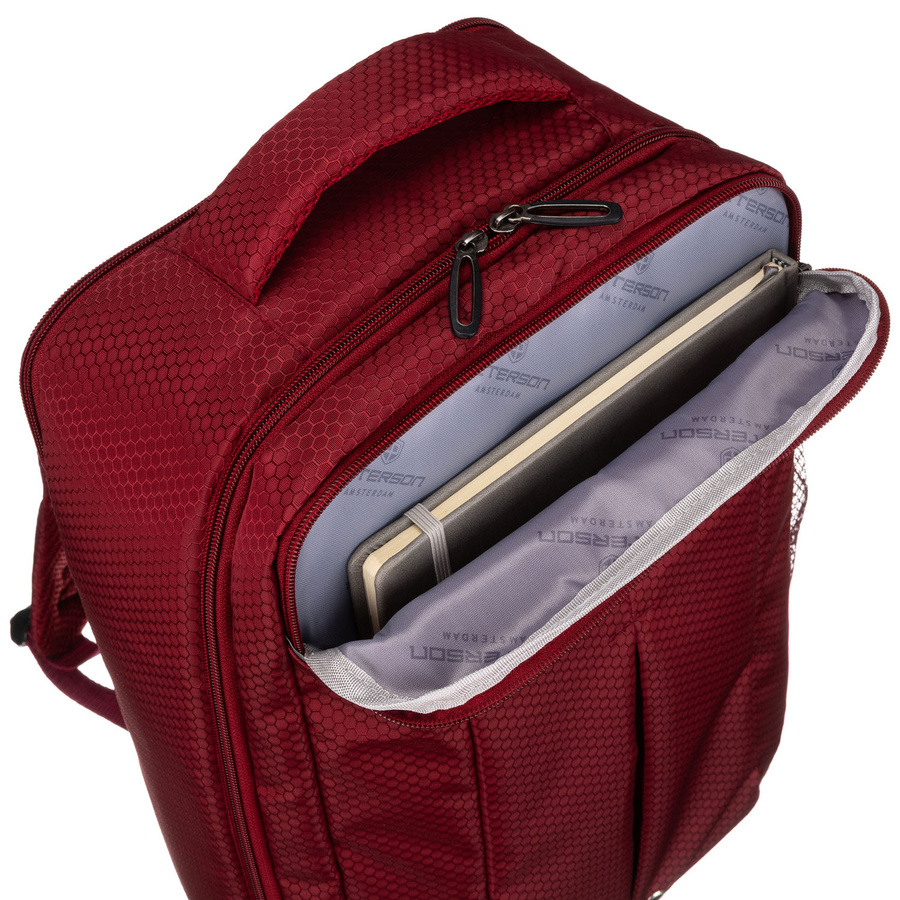 Podróżny plecak z poliestru w czerwonym kolorze, zawieszony na regulowanych szelkach - Peterson