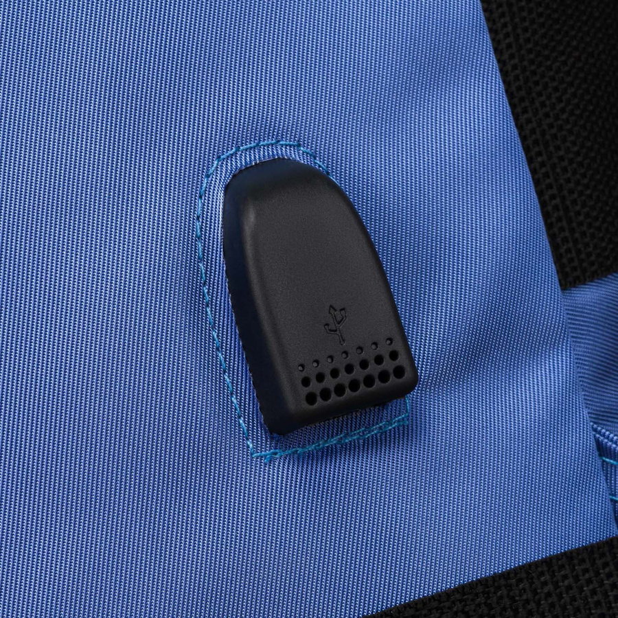 Podróżny plecak z wodoodpornego poliestru w niebieskim kolorze zawieszony na regulowanych szelkach - Peterson