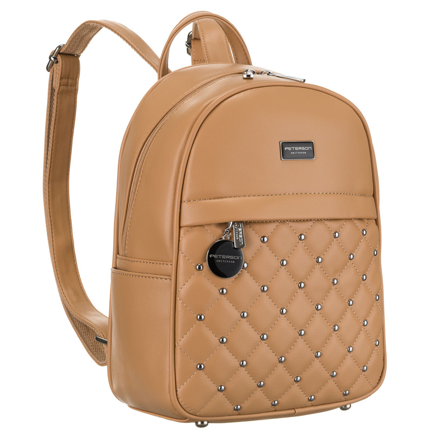 Mały pikowany beżowy plecak damski zdobiony srebrnymi nitami i modnym brelokiem eko skóra Peterson
