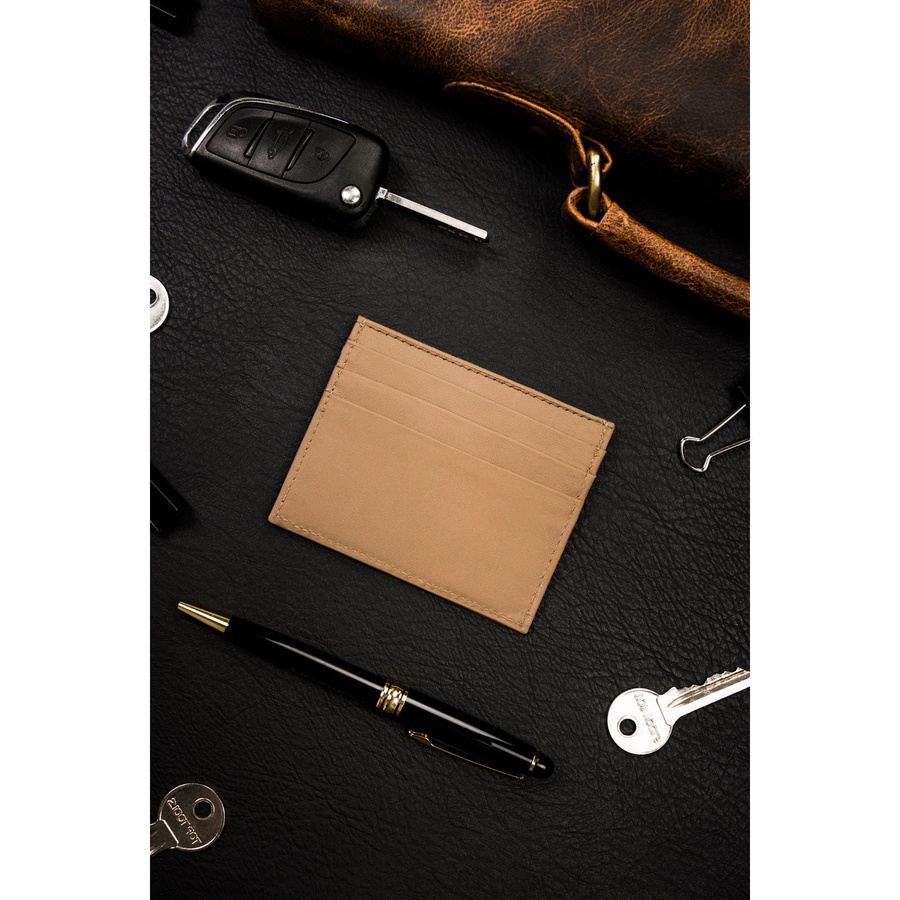 Eleganckie etui na karty ze skóry naturalnej w beżowym kolorze