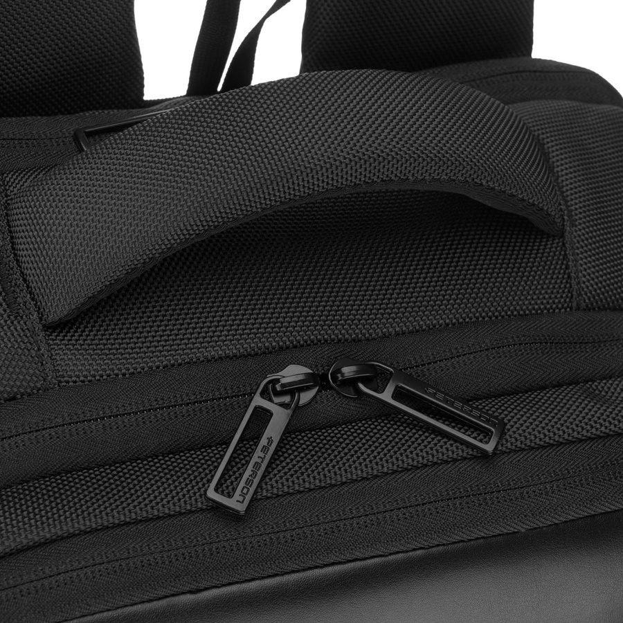 Plecak podróżny z poliestru w czarnym kolorze zawieszony na regulowanych szelkach - Peterson