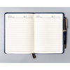 Granatowy notes w formacie B6 zadrukowany w linie, wyposażony w gumkę zamykającą - Peterson