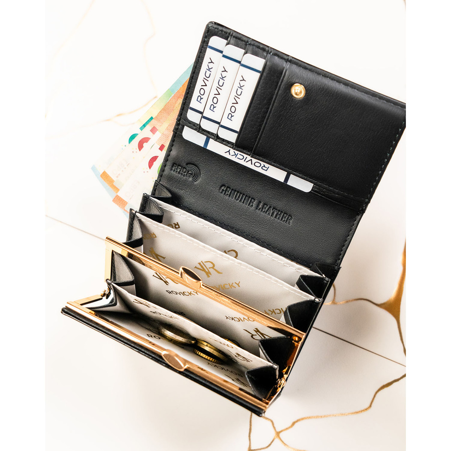 Portfel damski z lakierowanej skóry naturalnej w czarnym kolorze zamykany na zatrzask i bigiel - Rovicky