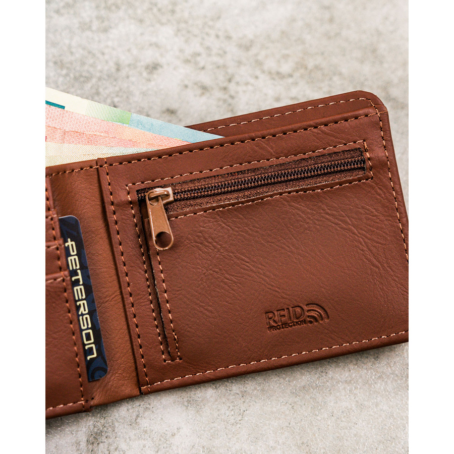 Brązowy portfel męski bez zapięcia z subtelnym, perforowanym zdobieniem - Peterson