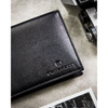 Zestaw prezentowy: skórzany, poziomy portfel męski w czarnym kolorze z systemem RFID i pasek ze skóry ekologicznej - Peterson
