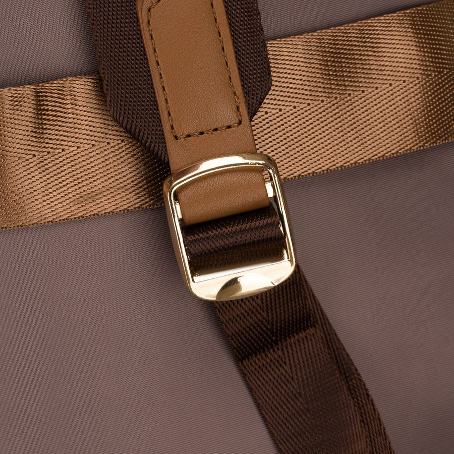 Nylonowy, beżowy plecak damski na regulowanych szelkach zamykany suwakiem - Peterson