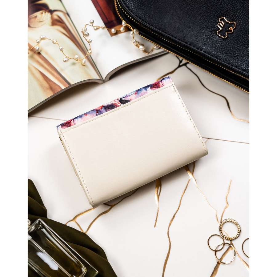 Portfel damski w kwiaty wykonany ze skóry naturalnej i ekologicznej, zamykany zatrzaskiem - Peterson