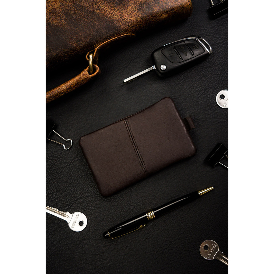 Ciemno brązowe etui na klucze zamykane suwakiem
