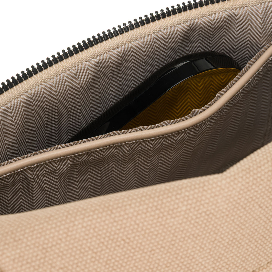 Beżowa saszetka damska zamykana suwakiem i zawieszona na regulowanym pasku - Peterson