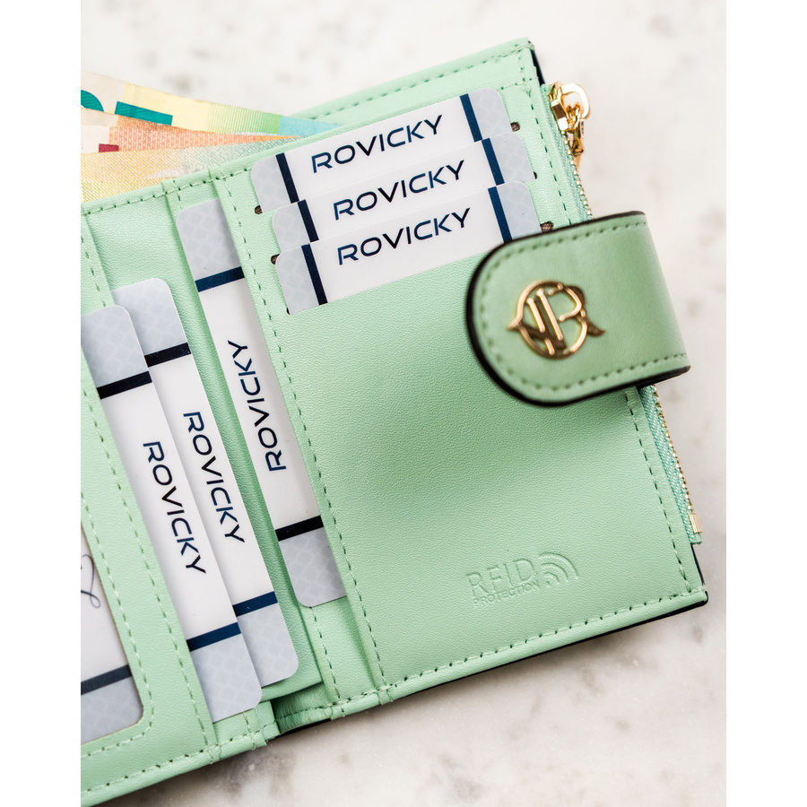 Pionowy portfel damski ze skóry ekologicznej w zielonym kolorze, zamykany na zatrzask i suwak - Rovicky