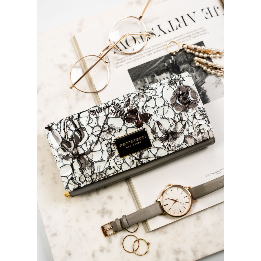 Damski portfel ze skóry naturalnej w kwiatowy wzór wyposażony w system RFID - Peterson