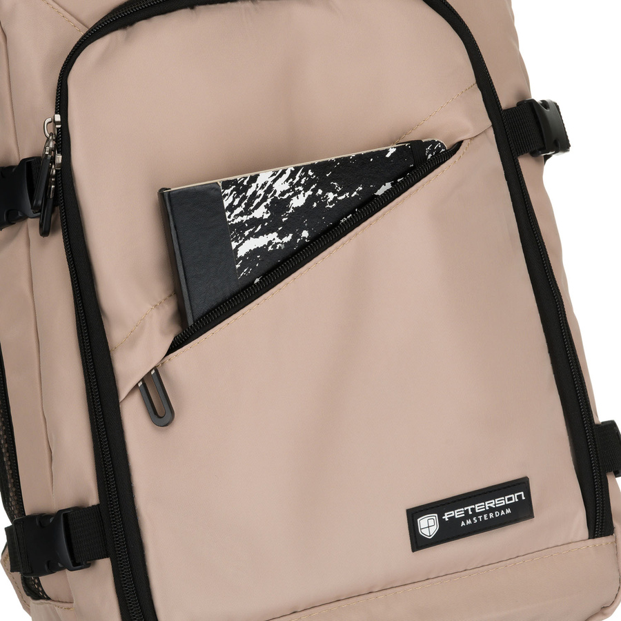 Beżowy plecak podróżny z poliestru zawieszony na regulowanych szelkach - Peterson