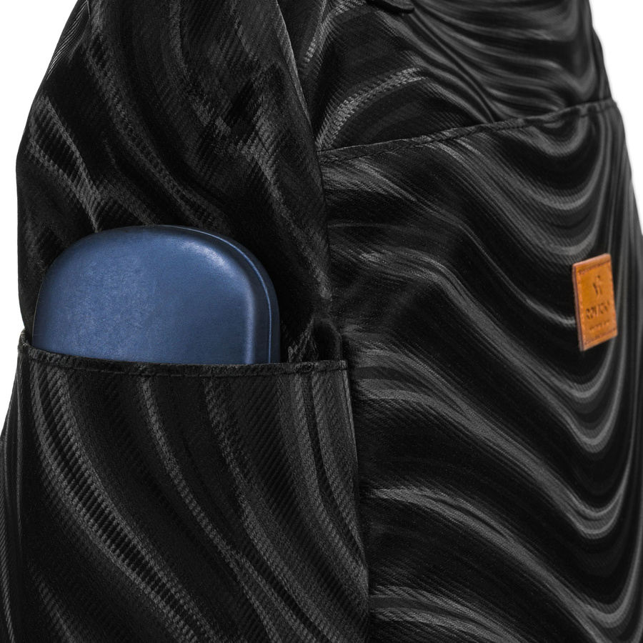 Duży shopper damski z poliestru w czarnym kolorze pokryty falistym wzorem - Rovicky