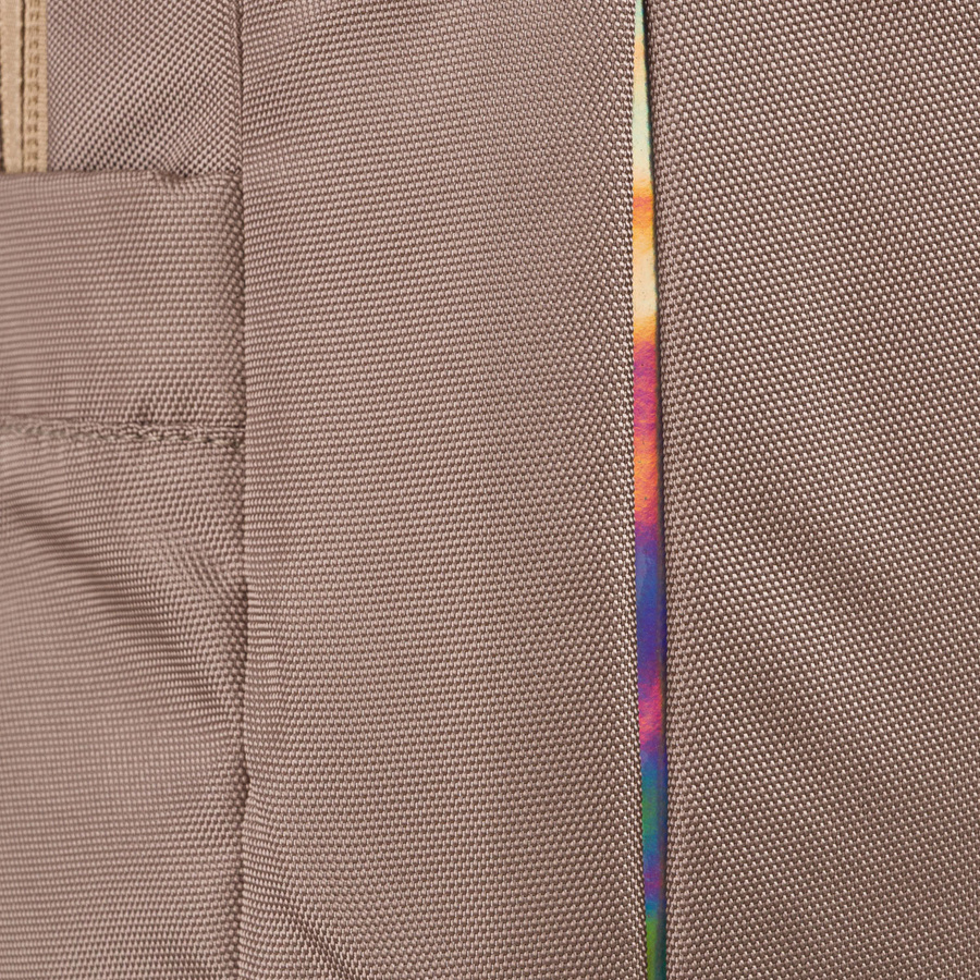 Pojemny, sportowy plecak z nylonu w beżowym kolorze, zawieszony na regulowanych szelkach - Peterson