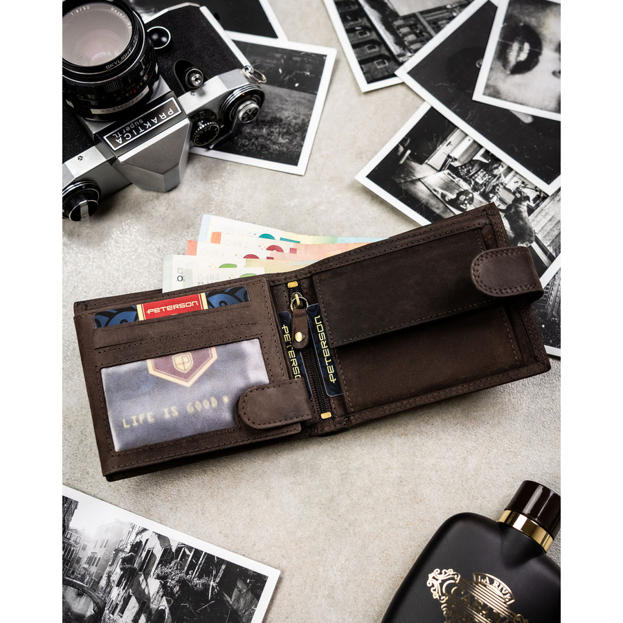 Poziomy portfel męski ze skóry naturalnej w brązowym kolorze zamykany na zatrzask, w zestawie z brelokiem - Peterson