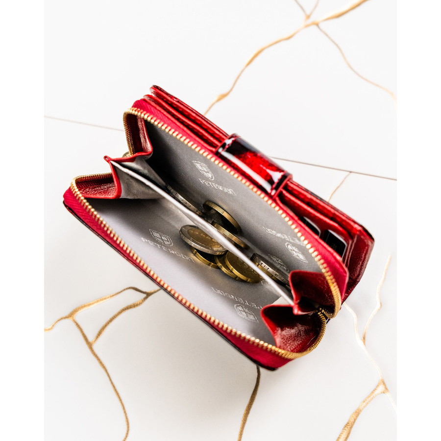Lakierowany, czerwony portfel damski ze skóry naturalnej i ekologicznej w zwierzęcy wzór - Peterson