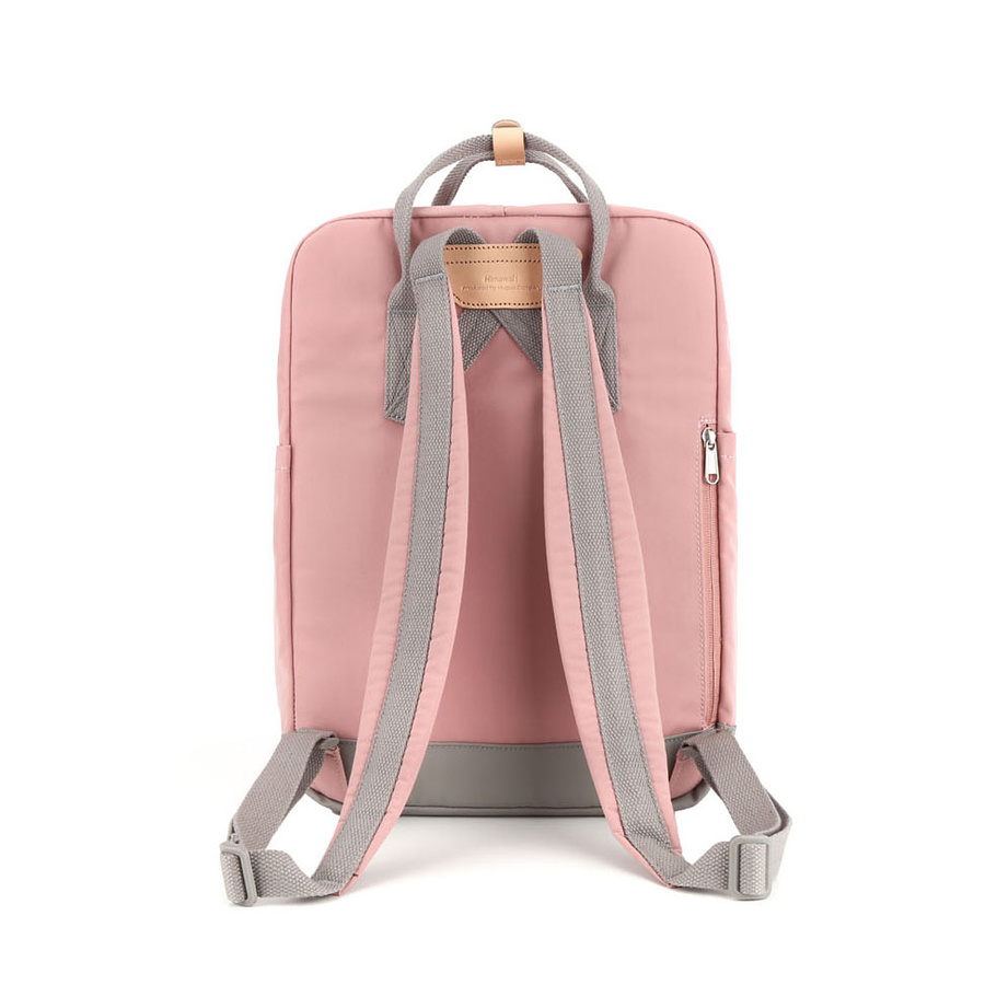 Pojemny i praktyczny plecak damski w jasnoróżowym kolorze zawieszony na regulowanych szelkach - Himawari