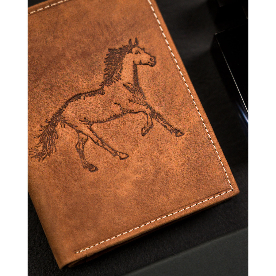 Duży, skórzany portfel męski w kolorze brązowym z tłoczeniem w kształcie konia