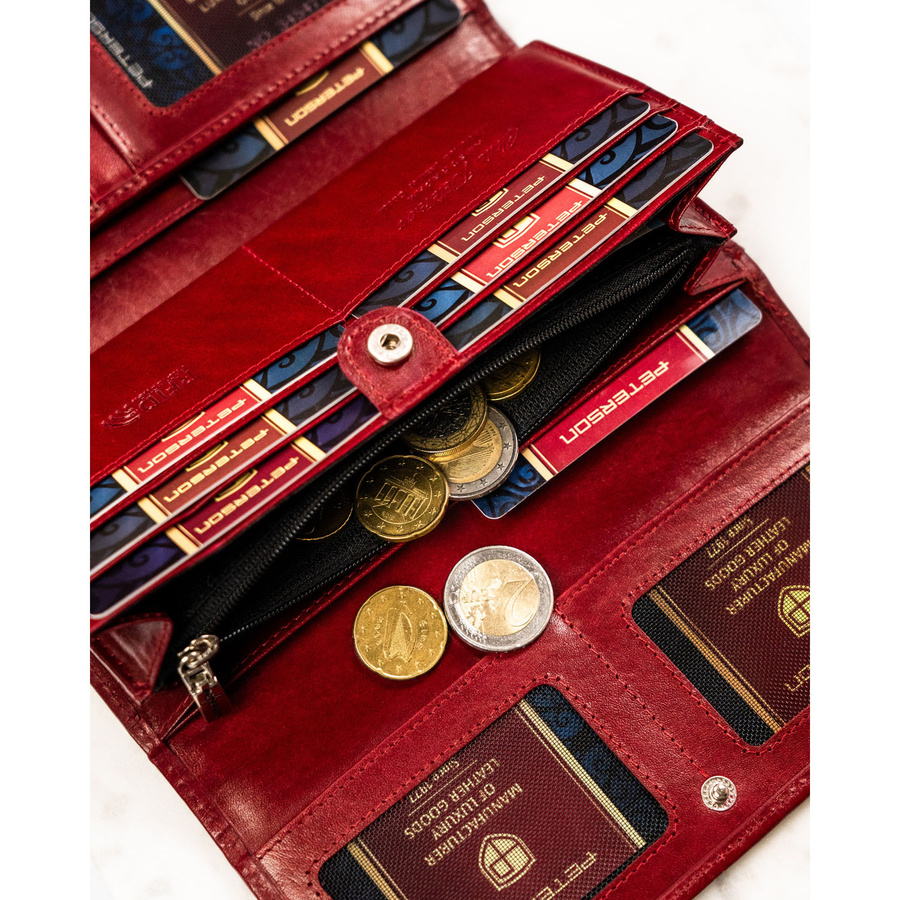 Duży, skórzany portfel damski w czerwonym kolorze zamykany klapką na zatrzask - Peterson