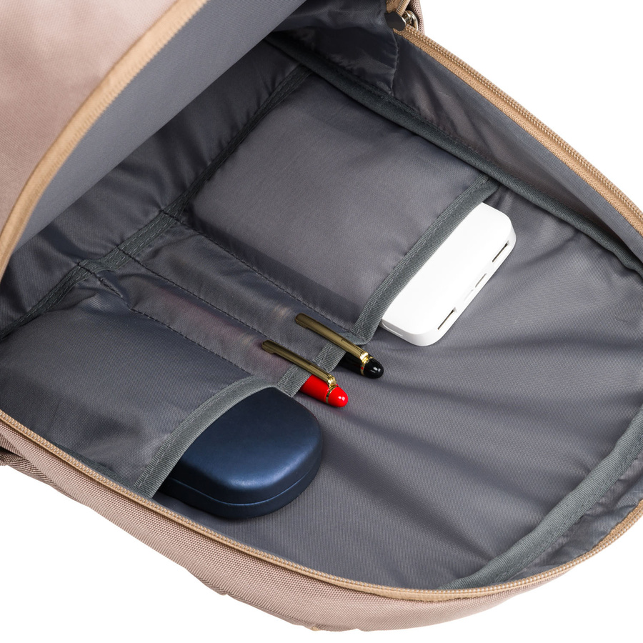 Pojemny, sportowy plecak z nylonu w beżowym kolorze, zawieszony na regulowanych szelkach - Peterson