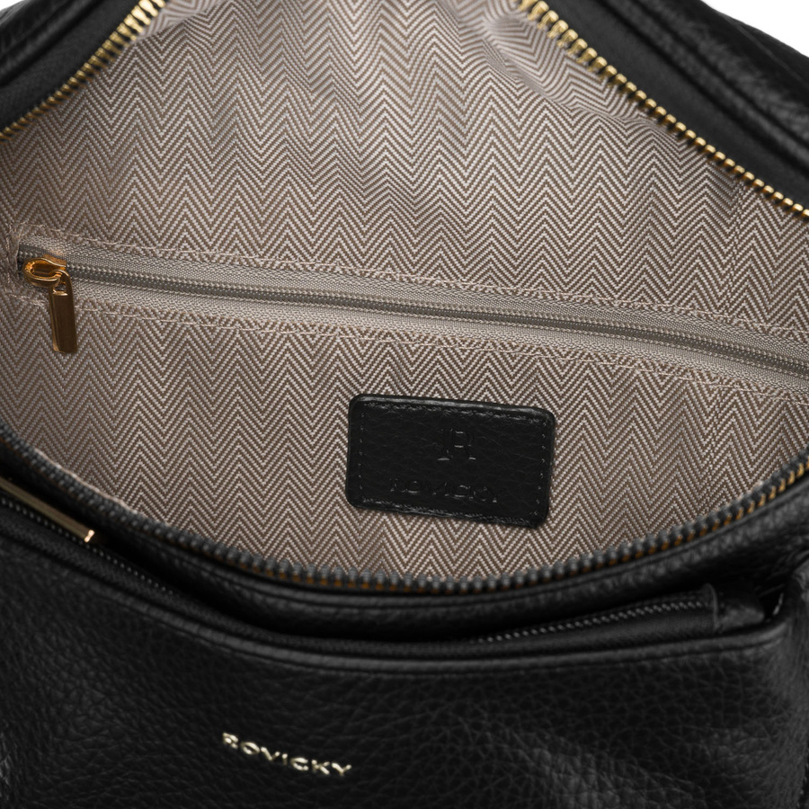 Czarna listonoszka damska ze skóry ekologicznej zawieszona na regulowanym pasku - Rovicky