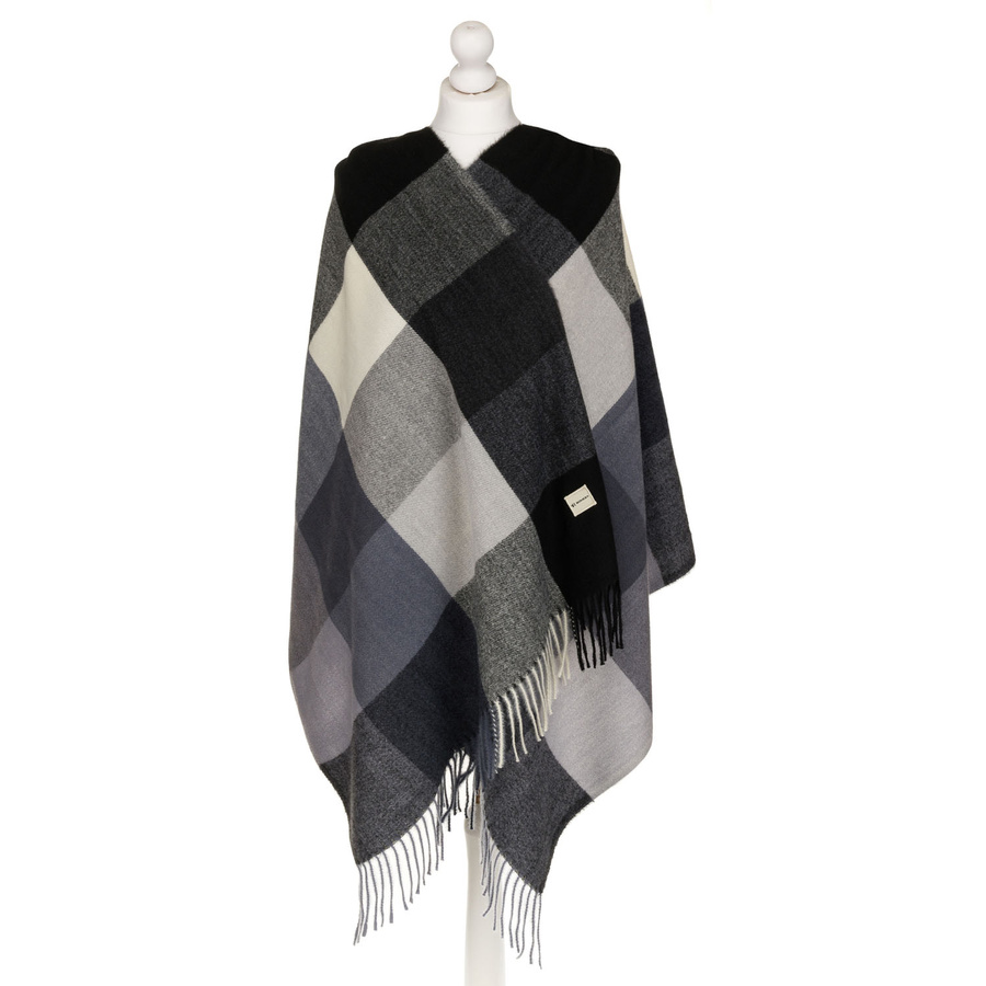 Dwustronny szal damski z poliestru w dominującym czarnym kolorze, ozdobiony frędzlami - Rovicky