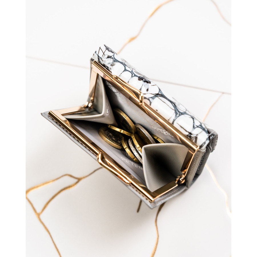 Mały portfelik damski ze skóry naturalnej w dominującym czarnym kolorze - Peterson