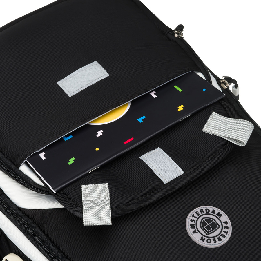 Młodzieżowy plecak szkolny z poliestru w czarnym kolorze z przegrodą na laptopa, odporny na wilgoć - Peterson