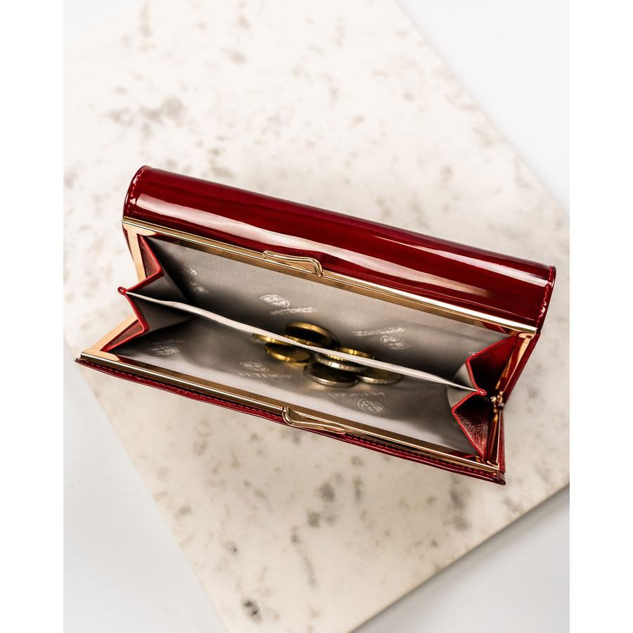 Skórzany portfel damski w czerwonym kolorze zamykany na bigiel i klapką na zatrzask - Peterson