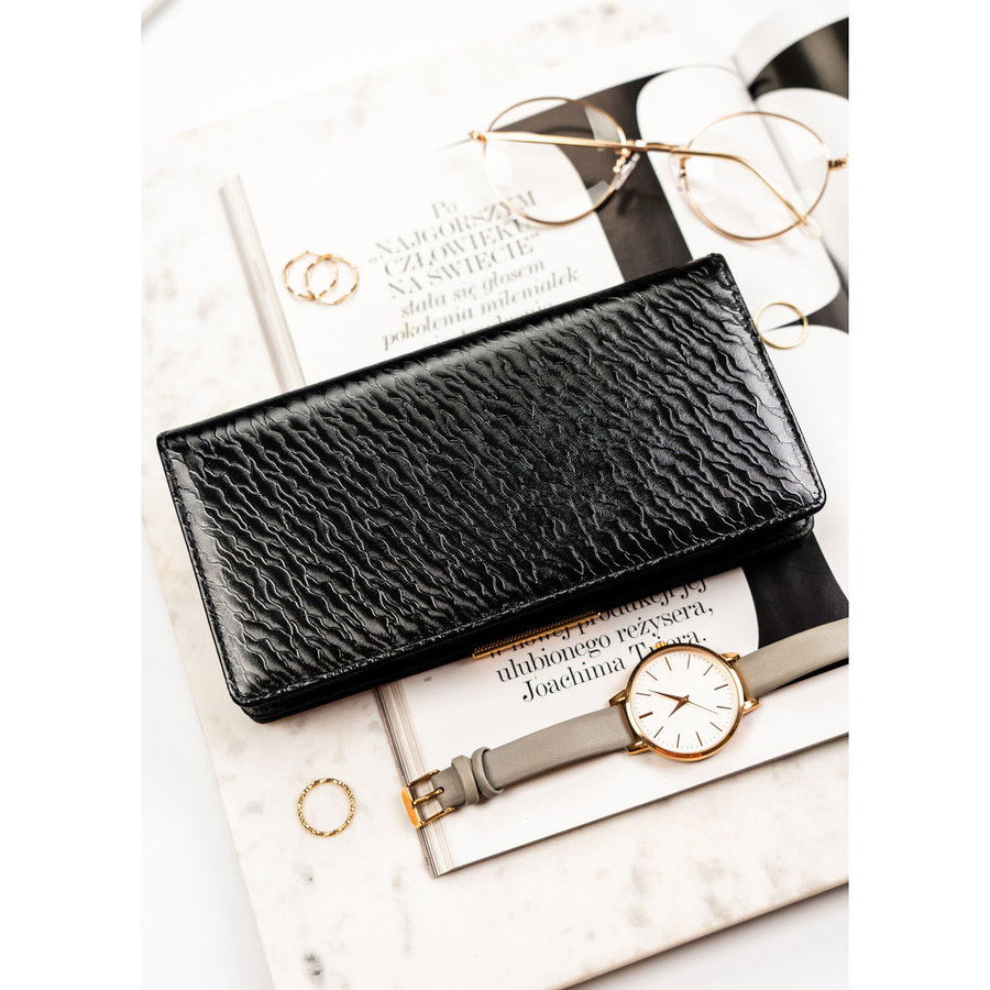 Duży portfel damski ze skóry ekologicznej w czarnym kolorze zamykany na zatrzask - Rovicky