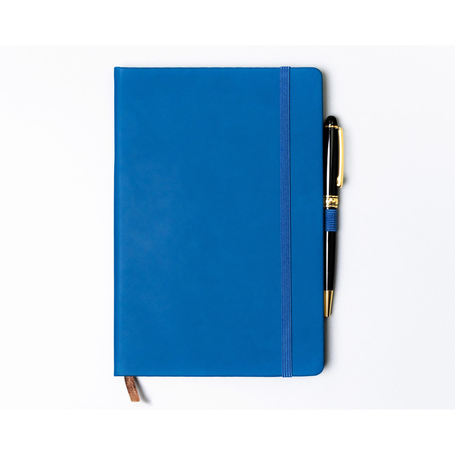 Niebieski notes w twardej oprawie formacie A5 zadrukowany w linie, wyposażony w gumkę zamykającą - Peterson