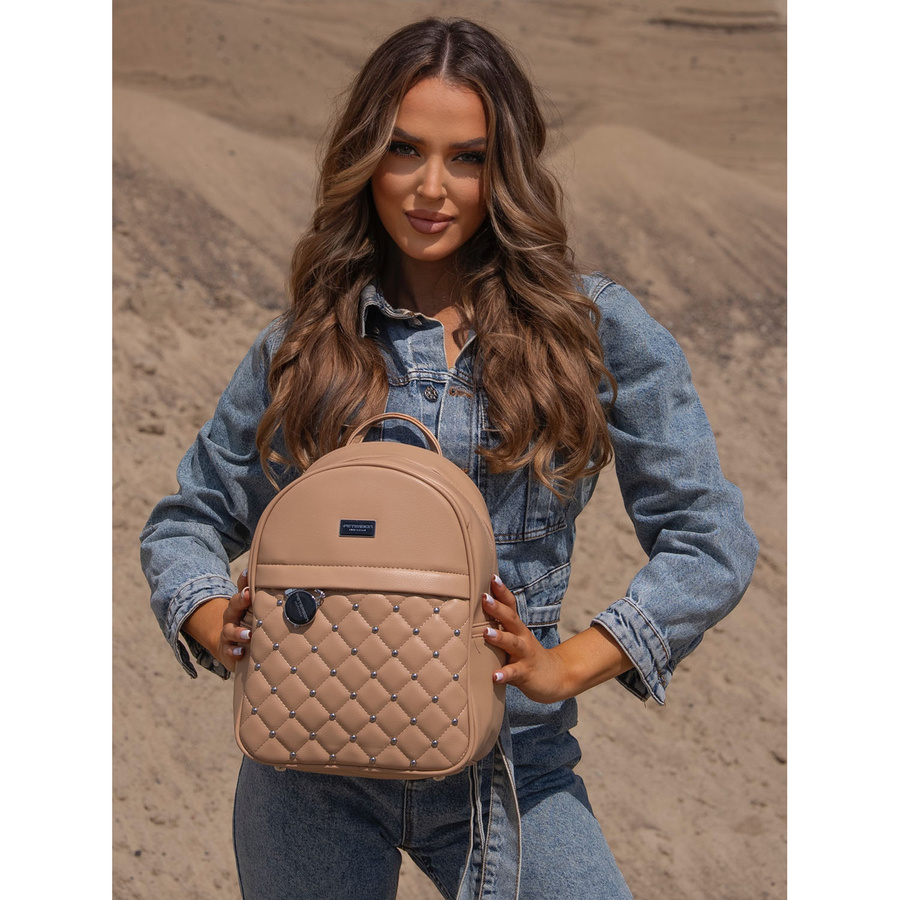 Mały pikowany beżowy plecak damski zdobiony srebrnymi nitami i modnym brelokiem eko skóra Peterson