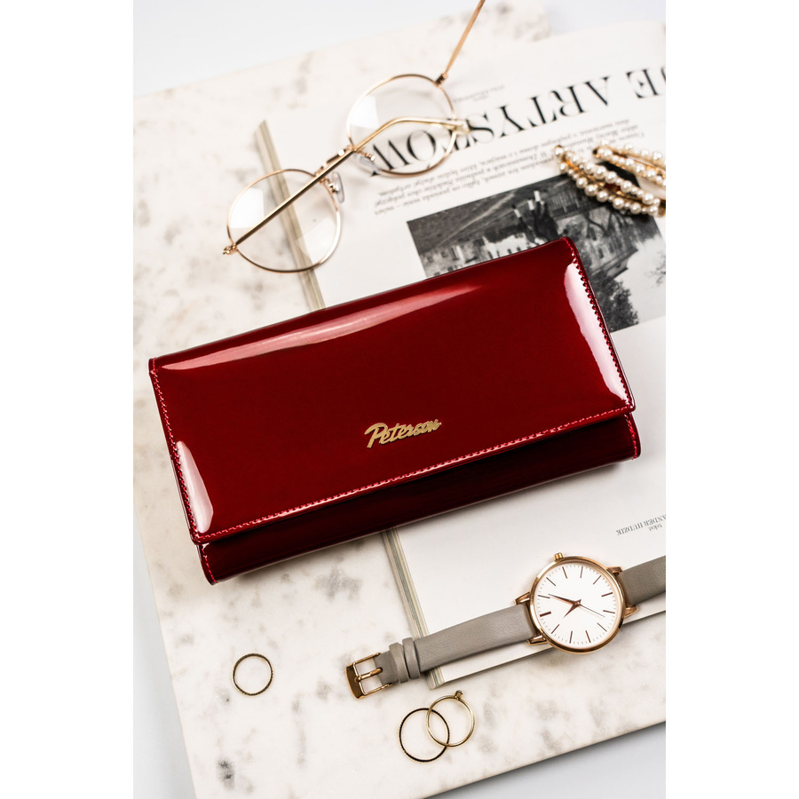 Portfel damski ze skóry naturalnej w czerwonym kolorze zamykany na zatrzask - Peterson