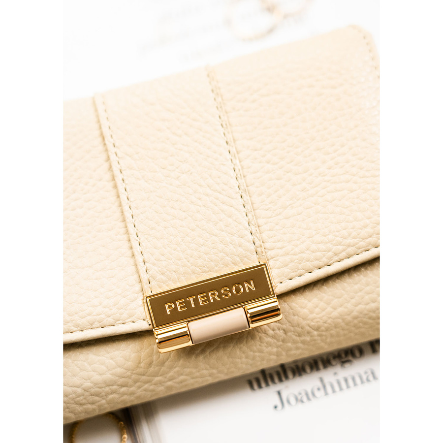 Beżowy portfel damski wykonany ze skóry ekologicznej o groszkowej fakturze, zamykany zatrzaskiem - Peterson