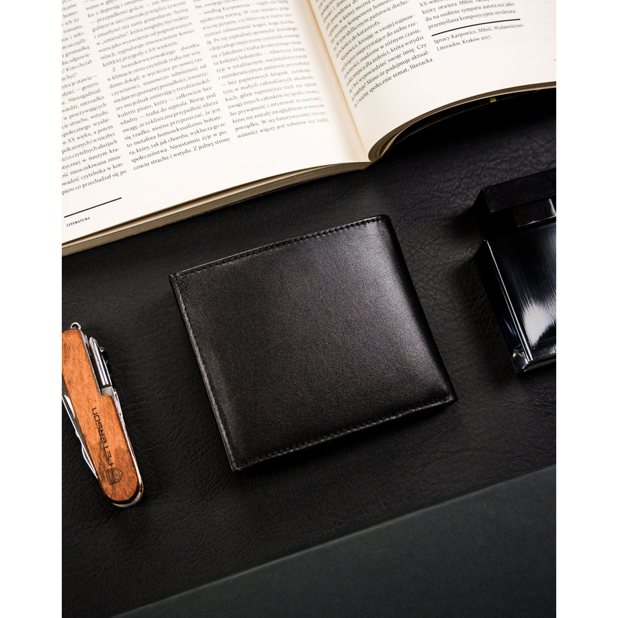 Poziomy, czarny portfel męski ze skóry naturalnej bez zapięcia zewnętrznego - Ronaldo
