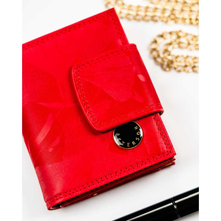 Mały, czerwony portfel damski zamykany na bigiel i zatrzask - Peterson