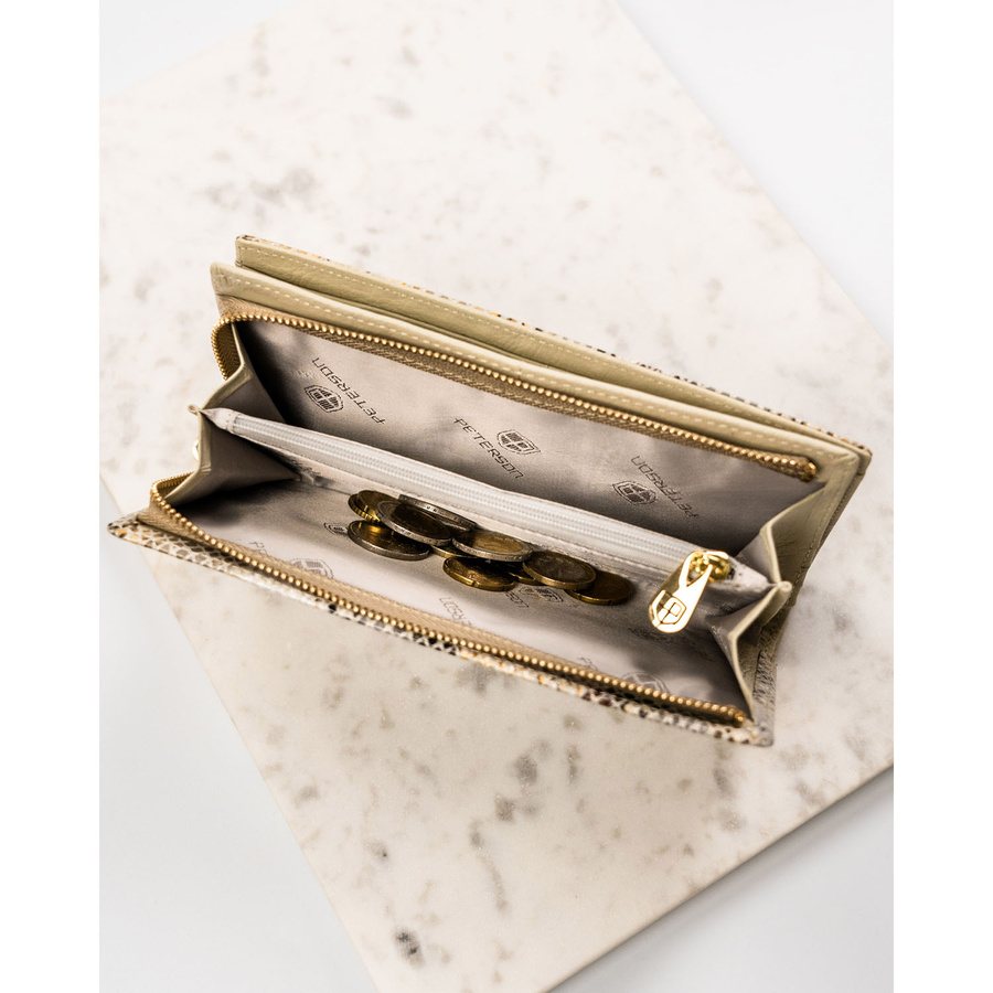 Skórzany portfel damski na magnes z fakturą imitującą skórę węża w beżowym kolorze - Peterson