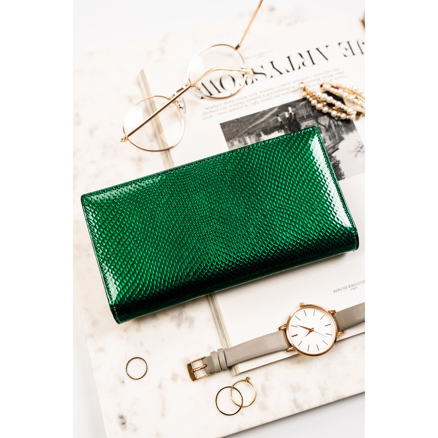 Pionowy portfel damski na magnes i zamek wykonany ze skóry naturalnej w zielonym kolorze - Peterson