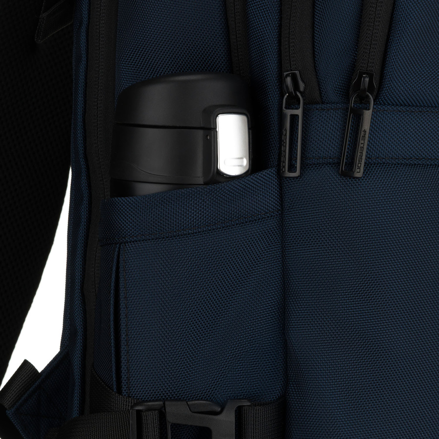 Granatowy plecak podróżny z poliestru z miejscem na laptopa, zawieszony na regulowanych szelkach - Peterson