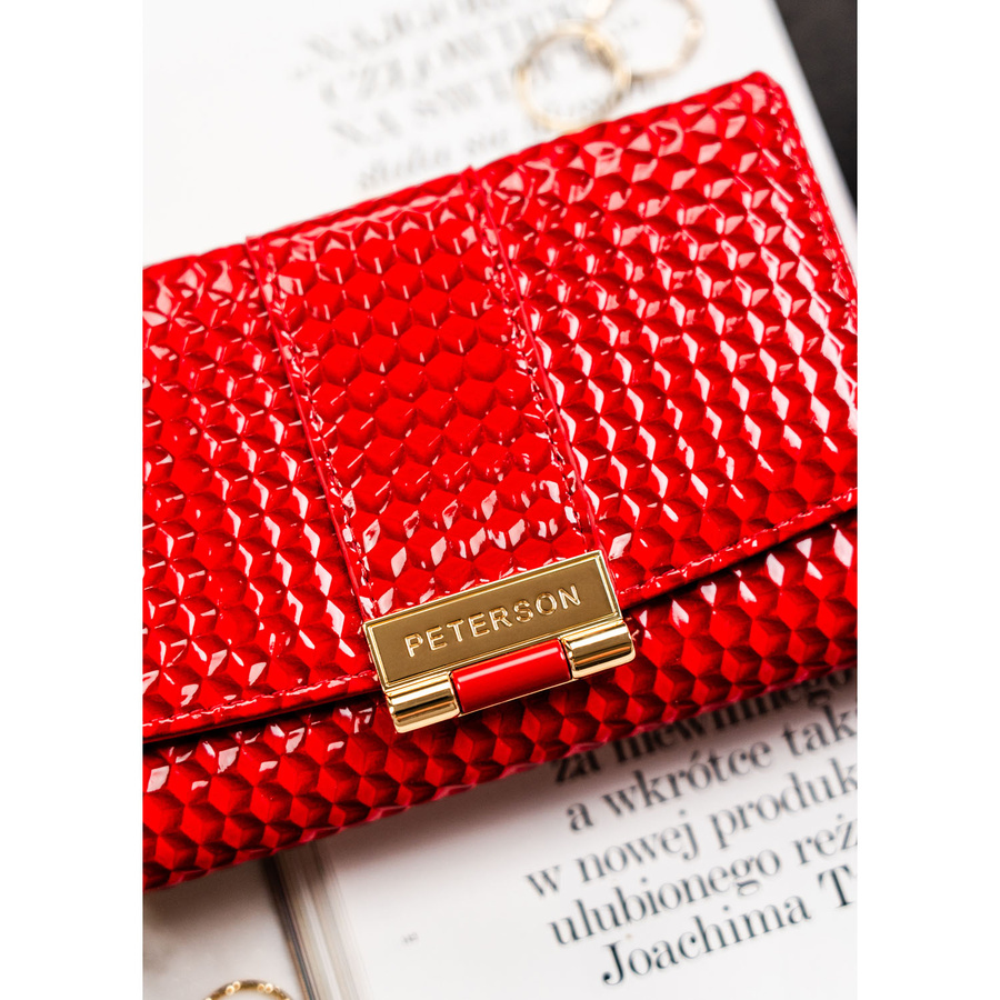 Czerwony, lakierowany portfel damski wykonany ze skóry ekologicznej o przestrzennej fakturze - Peterson