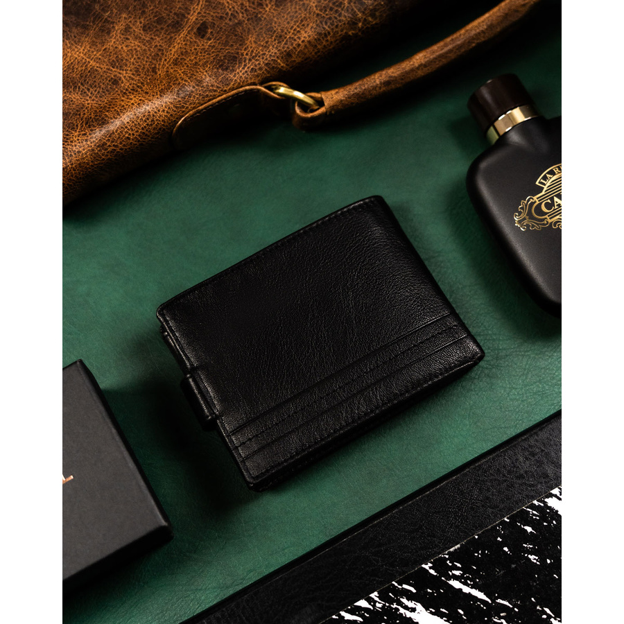 Duży, skórzany portfel męski w czarnym kolorze wyposażony w system RFID, zamykany zatrzaskiem - Rovicky