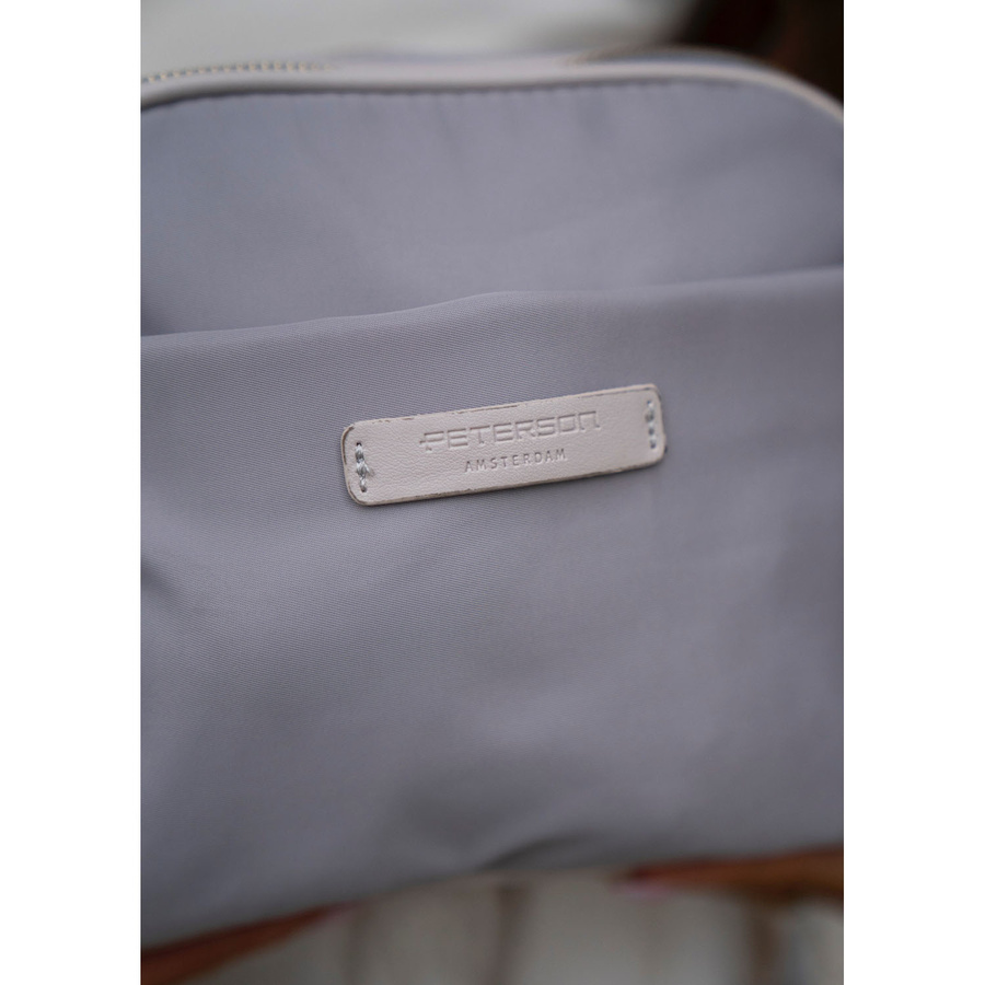 Nylonowa listonoszka damska w szarym kolorze, zamykana suwakiem i klipsem magnetycznym - Peterson