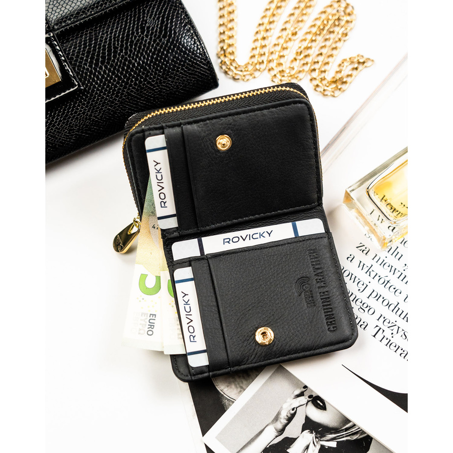 Skórzany portfel damski w czarnym kolorze zamykany suwakiem i zatrzaskiem - Rovicky