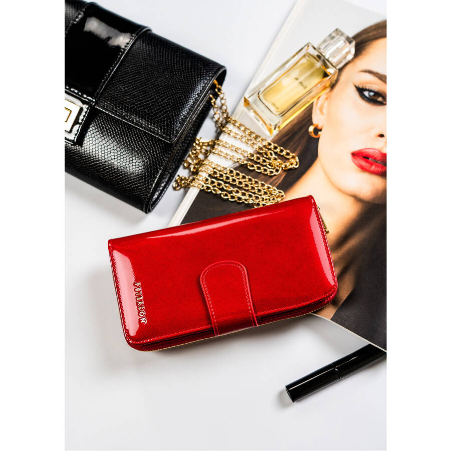 Pionowy portfel damski ze skóry naturalnej w czerwonym kolorze - Peterson