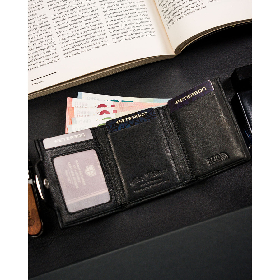 Mały, pionowy portfel męski w czarnym kolorze zamykany na zatrzask - Peterson