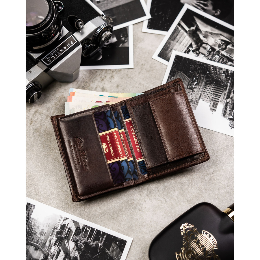 Pionowy portfel męski ze skóry naturalnej w brązowym kolorze, model bez zapięcia zewnętrznego - Peterson